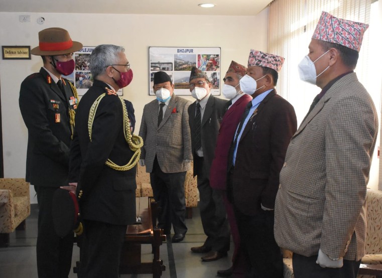 चार दिवसीय दौरे पर नेपाल पहुंचे सेनाप्रमुख नरवणे की पत्नी ने गोरखा सैनिकों की पत्नियों को सौंपे उपहार