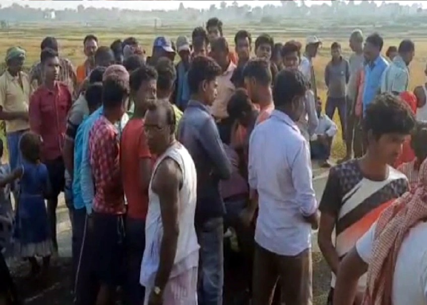 जबरन भाभी से पंचायत ने कराया विवाह तो  युवक ने उठाया ये कदम