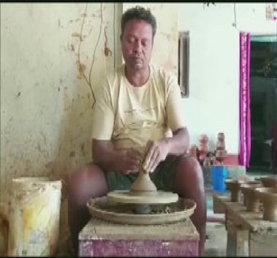 छत्तीसगढ़ के चक्रधारी ने बनाया 24 घंटे जलने वाला दिया, लाखों के मिल रहे ऑर्डर