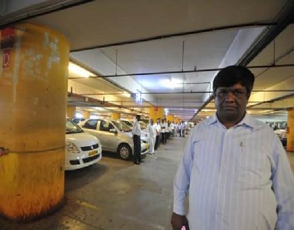 दुसरों के घर में की साफ़ सफाई, बिच में छोड़ा पढ़ाई अब 30 करोड़ के हैं मालिक