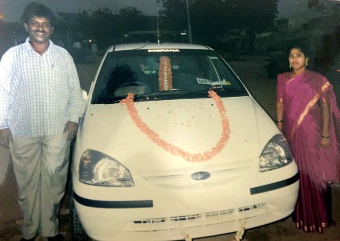 दुसरों के घर में की साफ़ सफाई, बिच में छोड़ा पढ़ाई अब 30 करोड़ के हैं मालिक