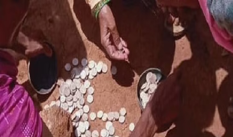 गांव के निवासियों  के हाथ लगा कुबेर का खजाना, जमीन से निकलने लगे चांदी के सिक्के