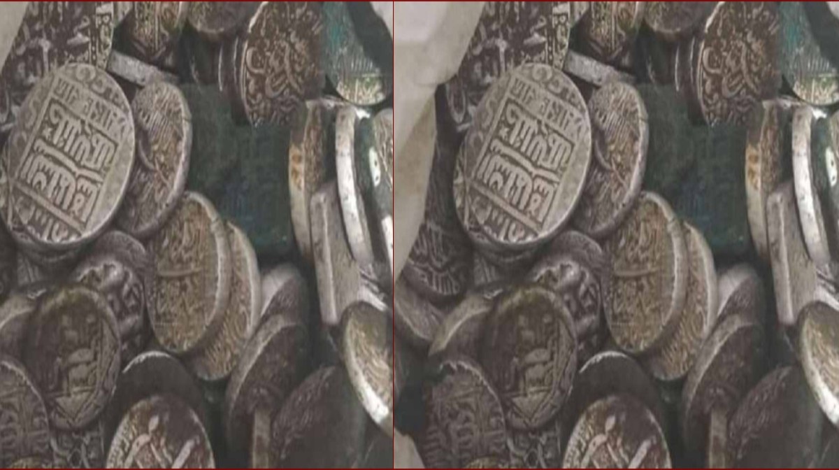 गांव के निवासियों  के हाथ लगा कुबेर का खजाना, जमीन से निकलने लगे चांदी के सिक्के