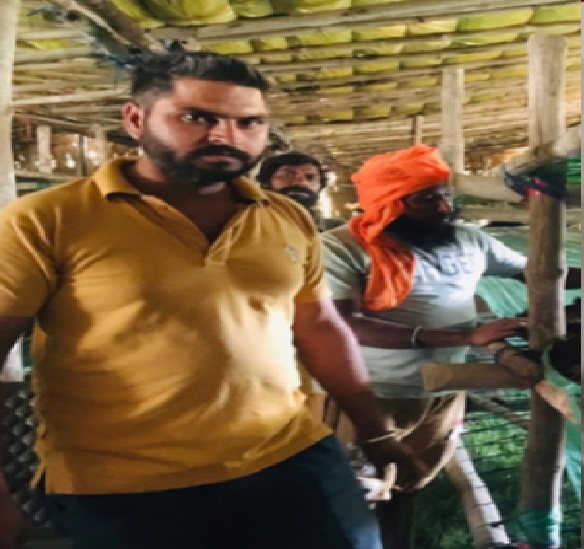 गांव के निवासियों  के हाथ लगा कुबेर का खजाना, जमीन से निकलने लगे चांदी के सिक्के
