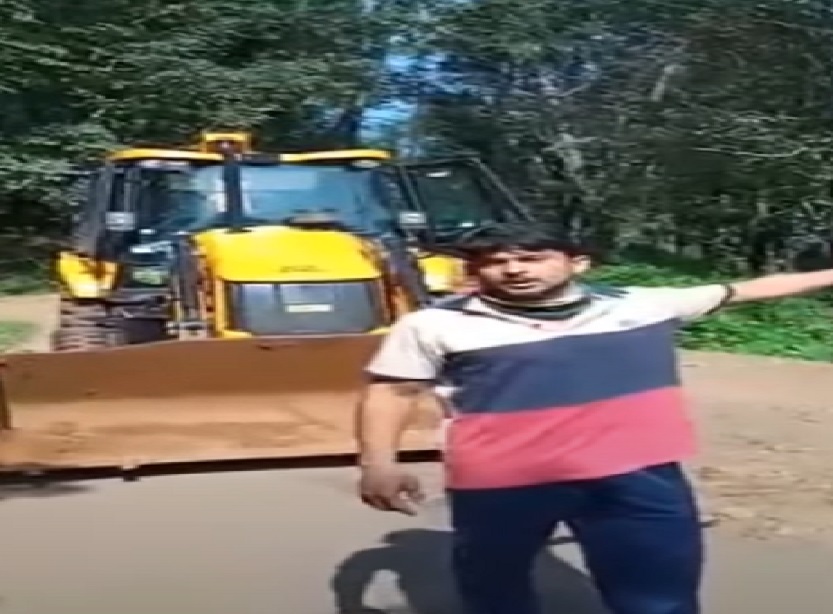 शादी में बाधा पैदा करने पर लड़के ने पड़ोसी की दुकान पर चलवाई जेसीबी