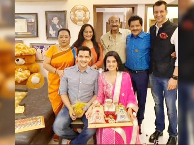 आदित्य नारायण की इंगेजमेंट की तस्वीरें आईं सामने, इस दिन करेंगे शादी