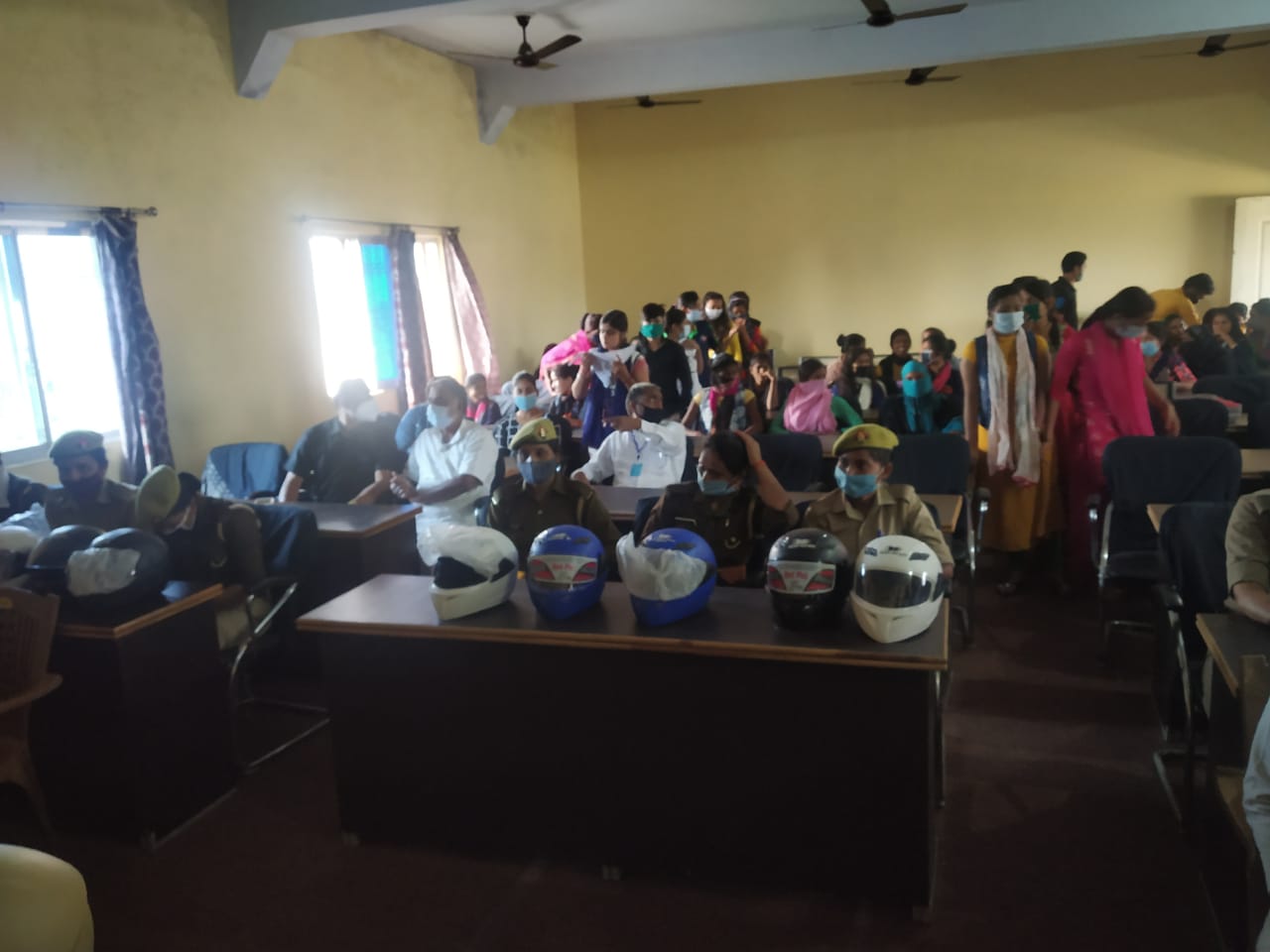 जानिए उस हेलमेट मैन की कहानी जो 2014 से बांट चुके इतने हेलमेट, आर्थिक मदद के साथ दुर्घटना बीमा भी देता