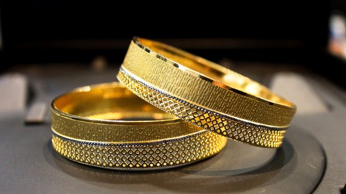 Gold Price: गिरावट के बाद सोने के भाव में फिर आई तेजी, अब इतने में मिल रहा 1 तोला