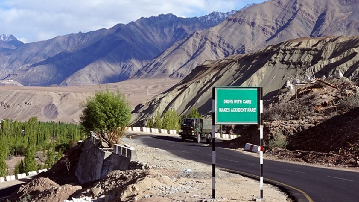 चीन ने बनाया बंकर, गांव भूटान में घुसकर तैयार किया किला, भारत के 'चिकन नेक' पर भी नजर