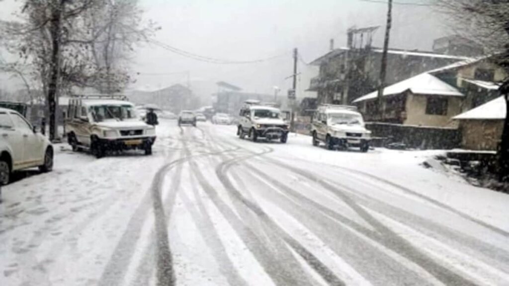 Weather: कश्मीर, दिल्ली समेत इन राज्यों में कड़ाके की ठंड, जानिए देश भर के मौसम का हाल