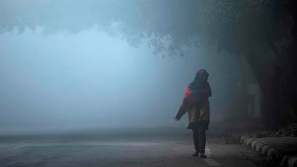 Weather: कश्मीर, दिल्ली समेत इन राज्यों में कड़ाके की ठंड, जानिए देश भर के मौसम का हाल