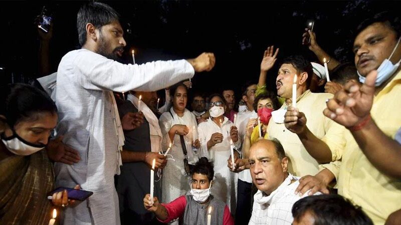 हाथरस गैंगरेप कांड-Cbi जांच की निगरानी इलाहाबाद Hc करेगा, Sc पर केस ट्रांसफर करने पर फिलहाल फैसला नही