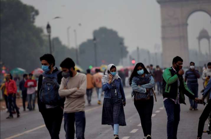 बारिश की बूंदों के साथ दिल्ली में बरसने लगा तेल, राजधानी की सड़कों पर फिसलने लगी गाड़ियां