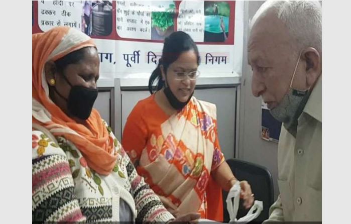 शख्‍स ने सफाईकर्मी को दी दीपावली की मिठाई, घर आकर खोला डिब्‍बा तो निकले 10 लाख रुपये