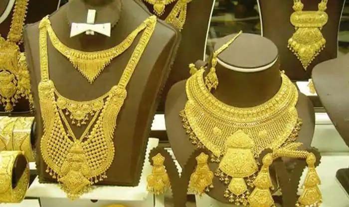 Gold Price Today: दिवाली में गिरे सोने के दाम, अब मात्र इतने में मिल रहा 1 तोला