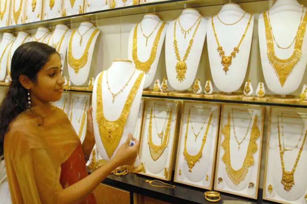 8000 रुपये सस्ता हुआ सोना, जल्दी करें यही है गोल्ड खरीदने का सही मौका