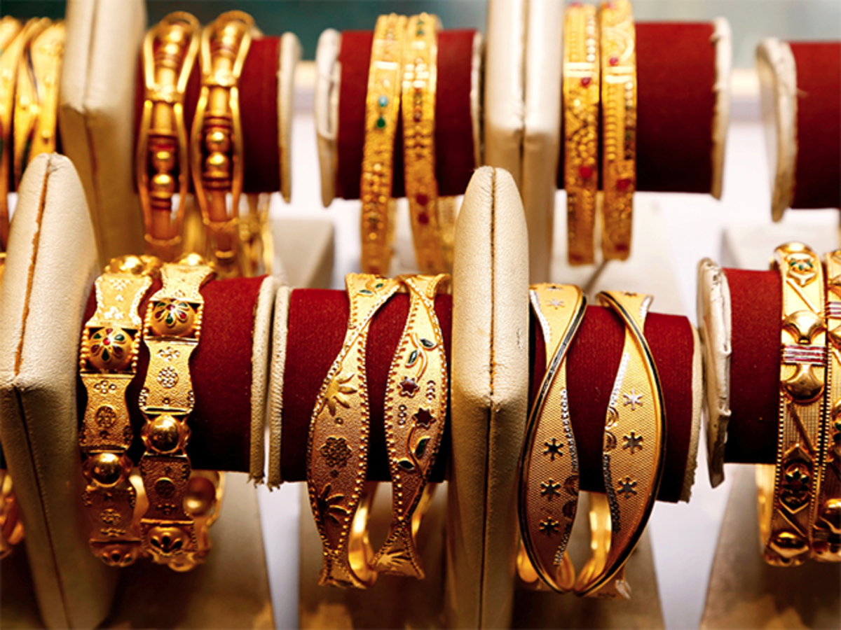 Gold Price: 5500 सस्ता हुआ सोना, जानिए करवाचौथ तक कितनी होगी कीमत