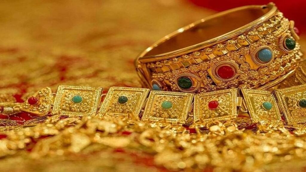 Gold Price Today: दिवाली में गिरे सोने के दाम, अब मात्र इतने में मिल रहा 1 तोला