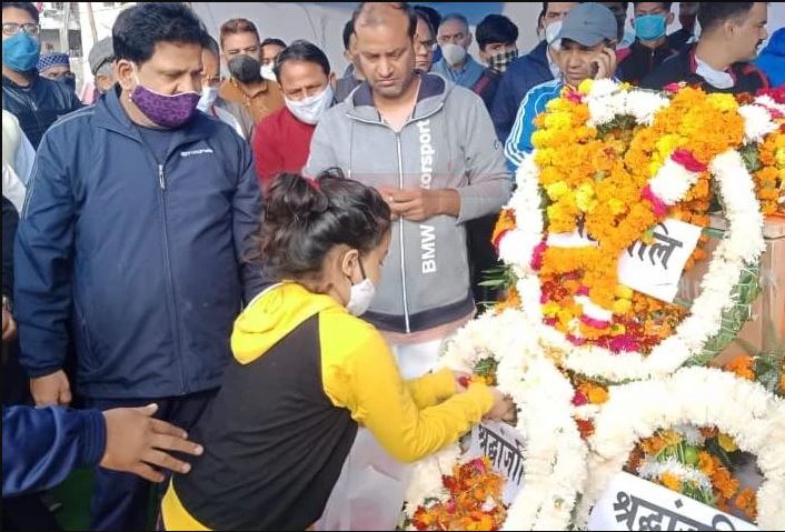जम्मू-कश्मीर में शहीद राकेश डोभाल के शहादत पर 10 साल की बेटी ने कही ऐसी बात सुनकर गर्व से सीना हो जाएगा चौड़ा