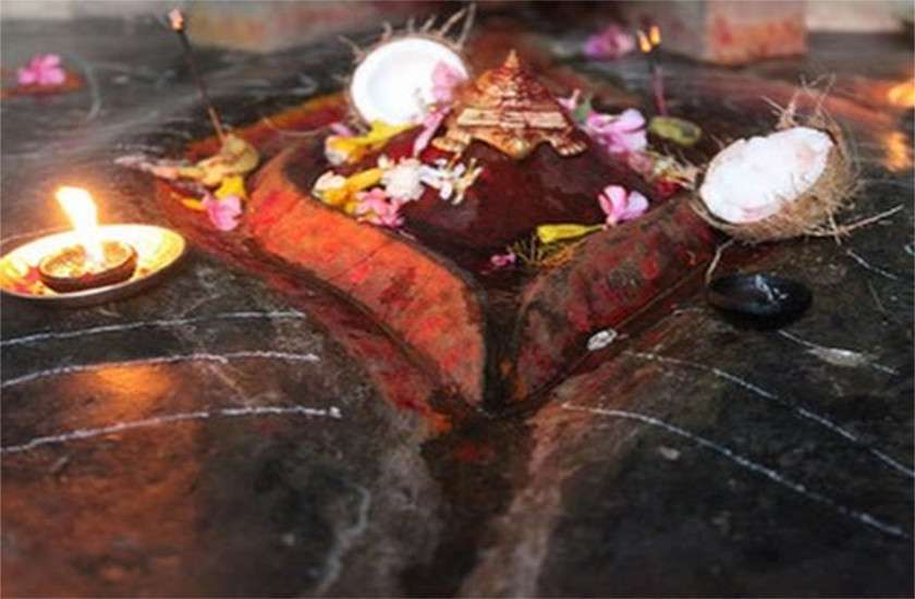 माँ कामख्या मंदिर में होते हैं कई चमत्कार, जानिए कैसे खून की तरह लाल हो जाती है ब्रह्मपुत्र नदी