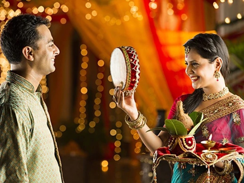 करवाचौथ कथा: छननी से ही पति का चेहरा देख व्रत क्यों तोड़ती हैं महिलाएं? जानिए कारण