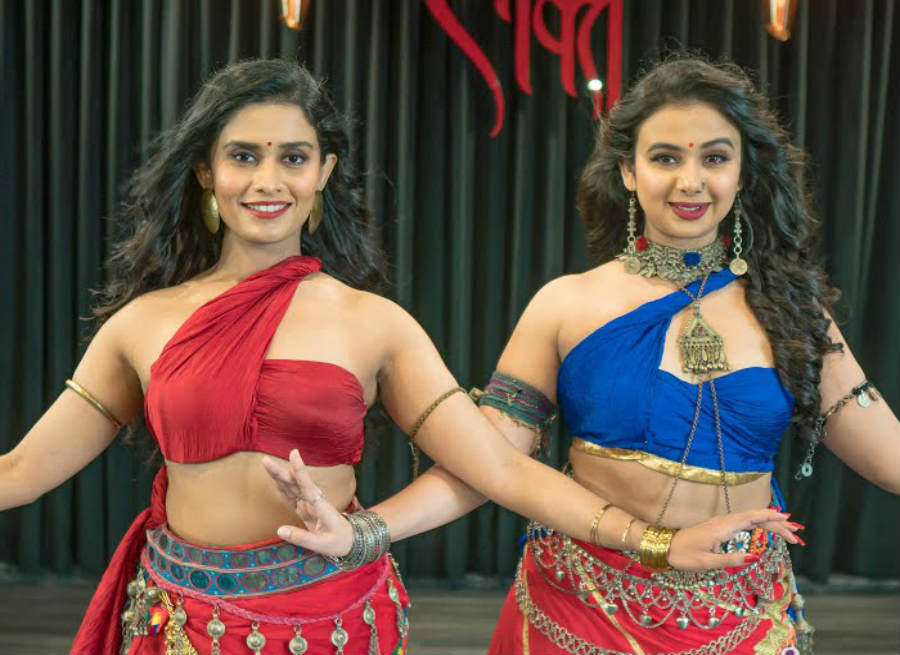 'सावन में लग गई आग' गाने पर इन 2 लड़कियों का डांस देख भूल जायेंगे कियारा के ठुमके