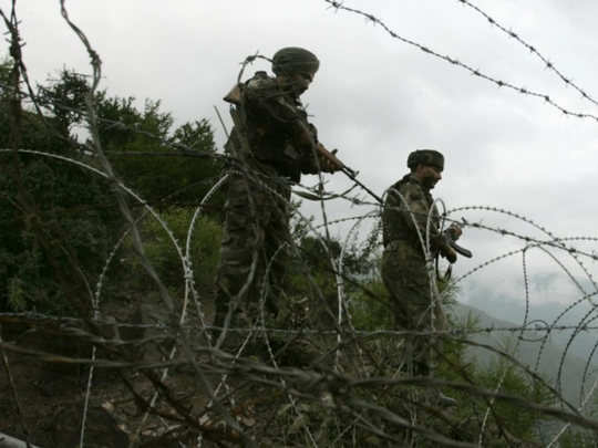 पाकिस्तान की साजिश नाकाम, कैप्टन समेत 4 जवान शहीद, 3 आतंकवादी भी मरे गए