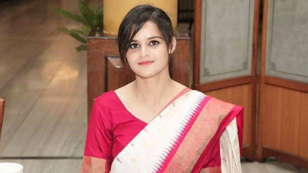 खूबसूरती में अभिनेत्रियों को भी पीछे छोड़ देती है बिहार की ये आईपीएस बेटी, देखें तस्वीरें