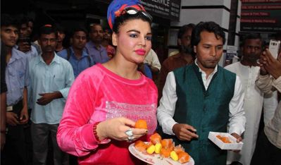 50 रूपये में टीना अंबानी की शादी में खाना परोस रही थी राखी सावंत, बॉलीवुड में परिवार के खिलाफ जाकर बनाई थी जगह
