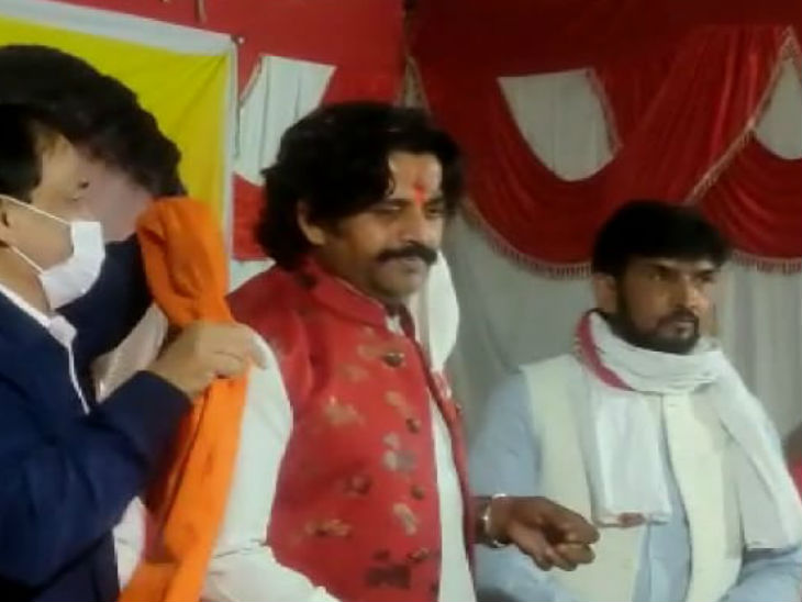 गोरखपुर में एक कार्यक्रम के दौरान कुर्सी खिसकने से गिर गए सांसद रवि किशन, सोशल मीडिया पर वीडियो वायरल