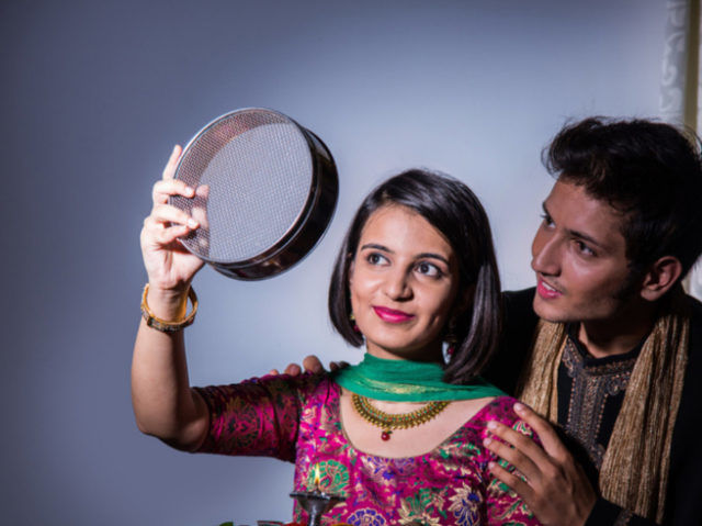 करवाचौथ कथा: छननी से ही पति का चेहरा देख व्रत क्यों तोड़ती हैं महिलाएं? जानिए कारण