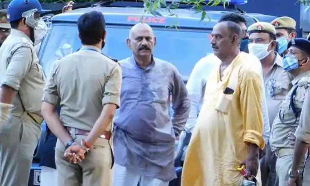 मिर्ज़ापुर फ़िल्मी नहीं इनके बीच होती है असली जंग, विनीत सिंह Vs विजय मिश्रा दहल जाता है क्षेत्र