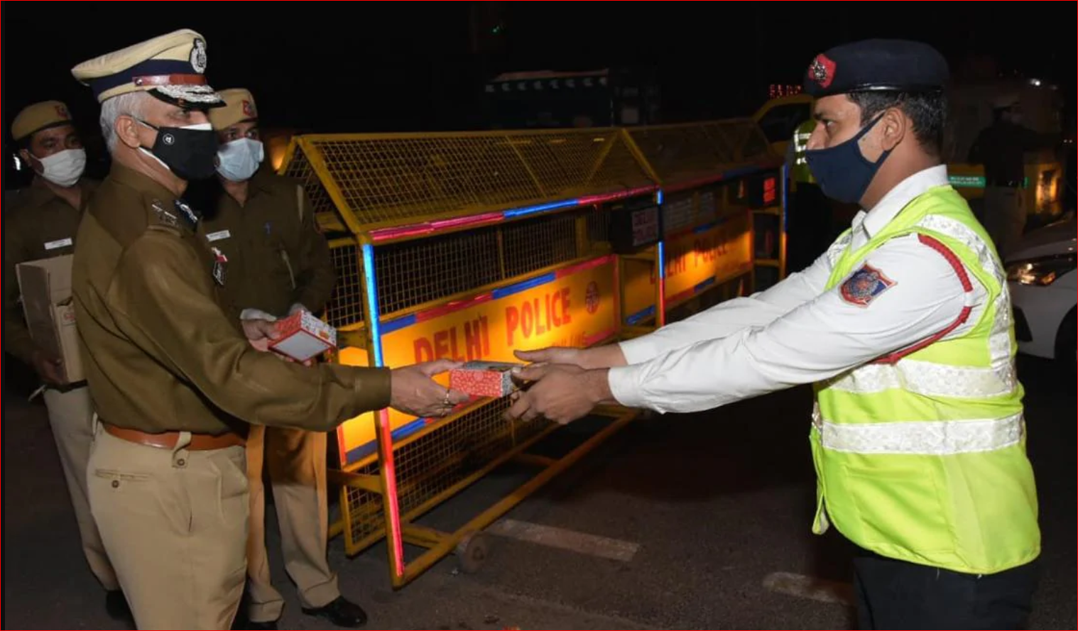 घर से दूर ड्यूटी पर तैनात पुलिसकर्मियों से मिले पुलिस कमिश्नर, दी दिवाली की शुभकामनायें मिठाई बांटी