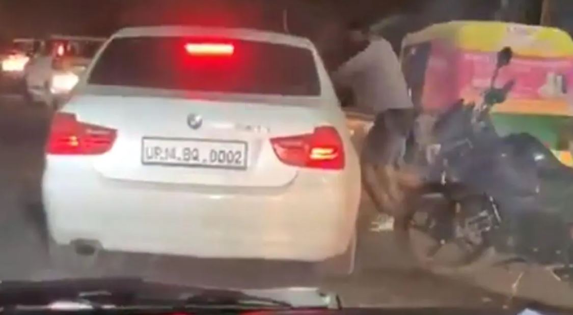 योगी सरकार में सरेआम चल रही हैं सड़क पर गोलियां, बाल-बाल बचा युवक, देखें वीडियो