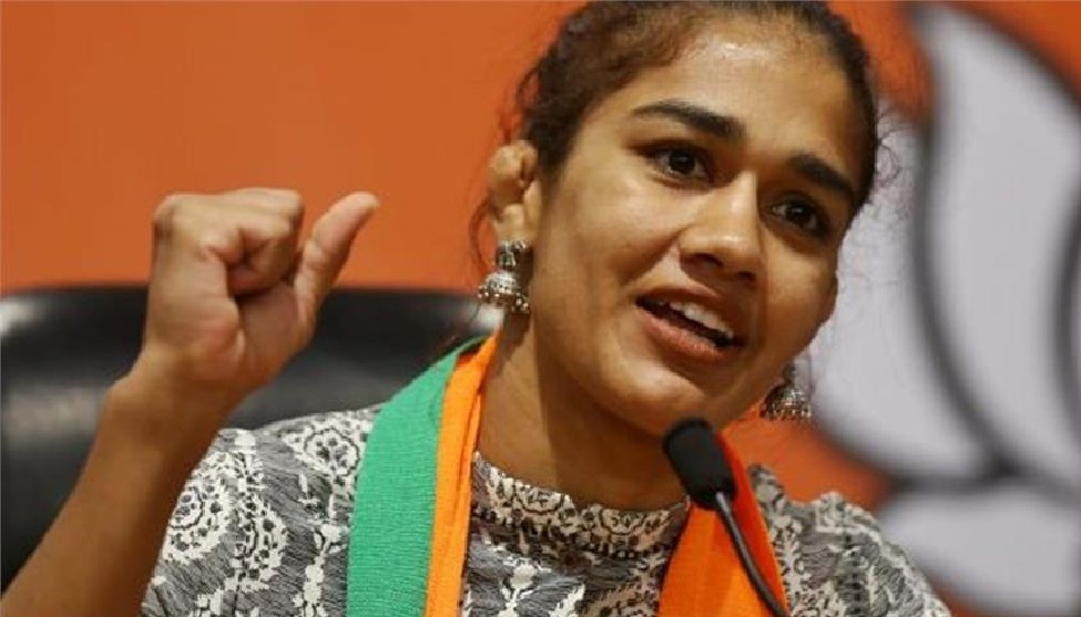 अखाड़े से राजनीति में उतरने वाली बबिता फोगाट ने अपनी शादी में 7 की जगह लिए थे 8 फेरे, जानिए वजह