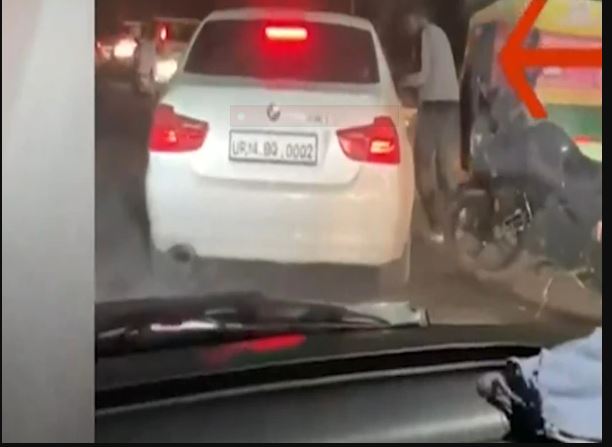 योगी सरकार में सरेआम चल रही हैं सड़क पर गोलियां, बाल-बाल बचा युवक, देखें वीडियो