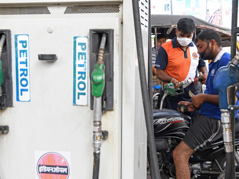 Petrol Diesel Price Today: आज फिर बढ़े पेट्रोल डीजल के दाम, शहर में इतनी बढ़ गई कीमत