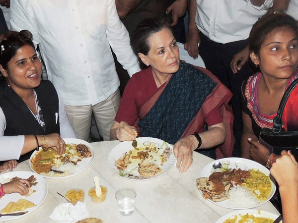 राहुल गांधी को मोमोज़ तो अमित शाह को पोहा है पसंद, जाने ये 7 बड़े नेता किस फ़ास्ट फ़ूड के दीवाने हैं