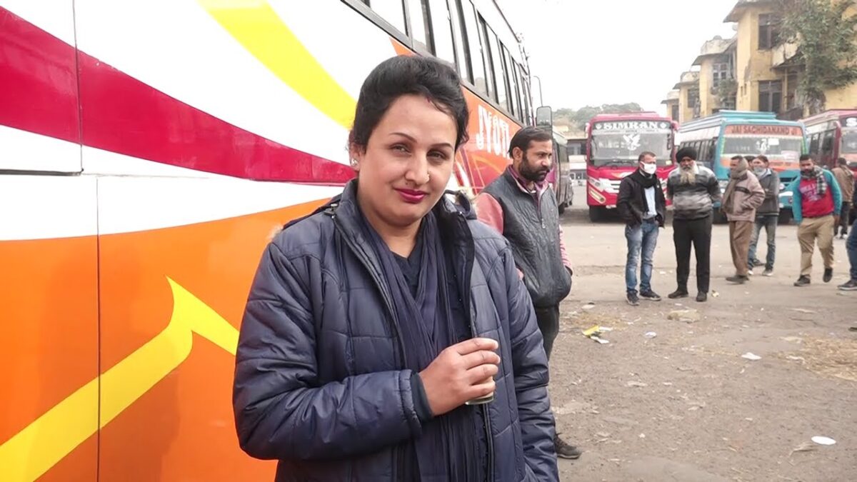 परिवार की इच्छा के विपरीत जाकर बनी कश्मीर की पहली महिला बस ड्राइवर