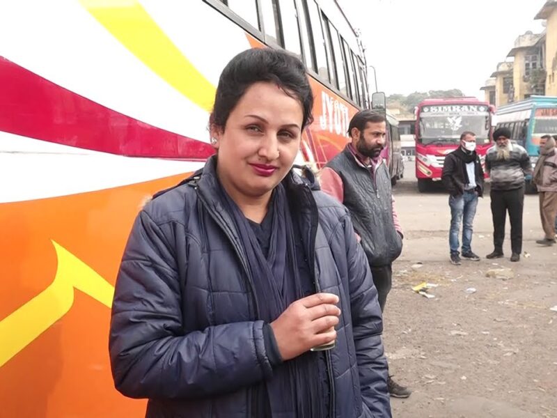 परिवार की इच्छा के विपरीत जाकर बनी कश्मीर की पहली महिला बस ड्राइवर