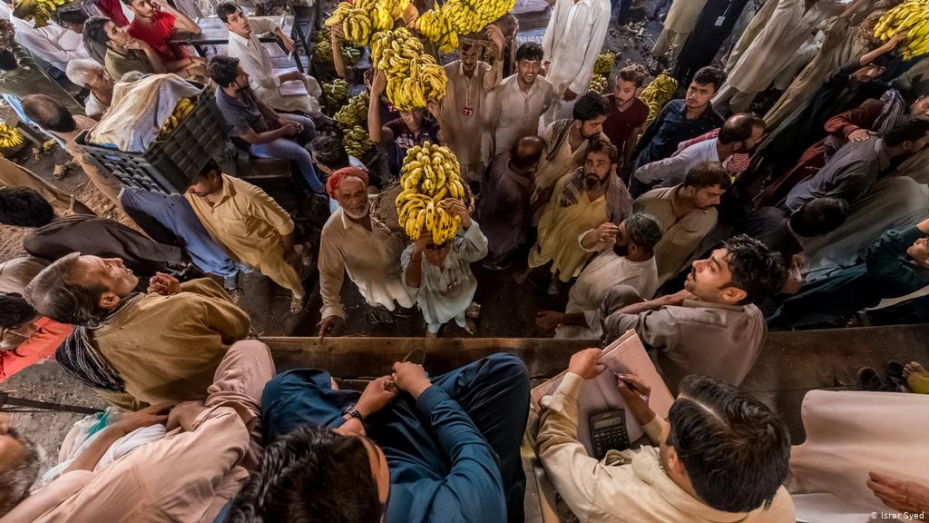 पाकिस्तान मे महंगाई से हाहाकार, अदरक 1000 रुपये किलो तो अंडा हुआ इतना महंगा...