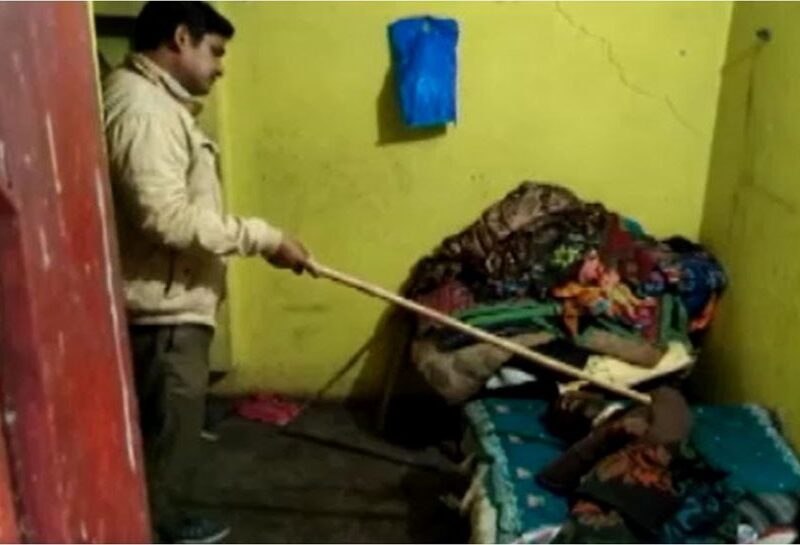 मंदिर में हुआ चमत्कार, चोर ने चोरी की फिर वही सोया, सुबह दरोगा ने जगाया तो बताया