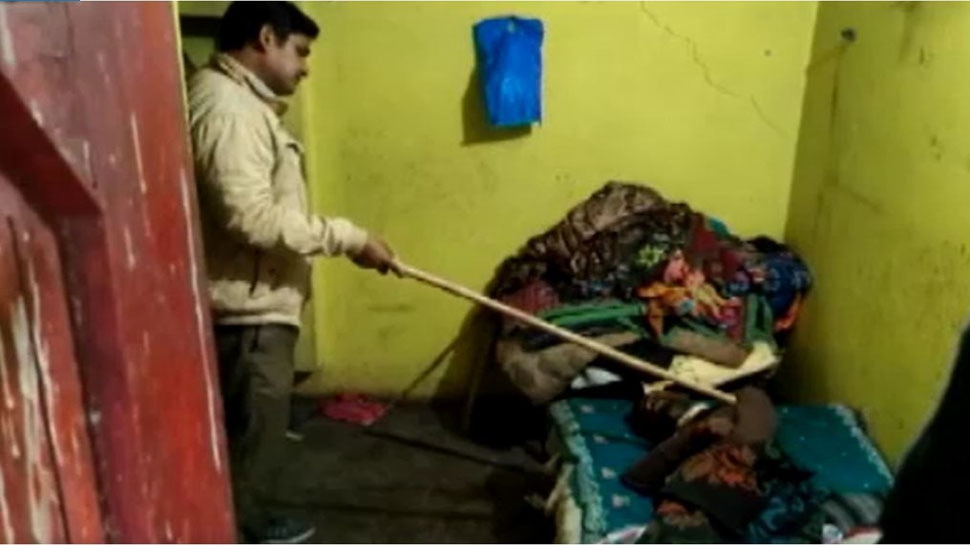 मंदिर में हुआ चमत्कार, चोर ने चोरी की फिर वही सोया, सुबह दरोगा ने जगाया तो बताया