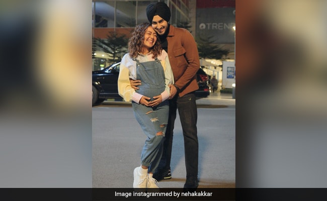 तो क्या झूठी है नेहा कक्कड़ की प्रेगनेंसी की खबर, अपने फैन्स को किया कंफ्यूज