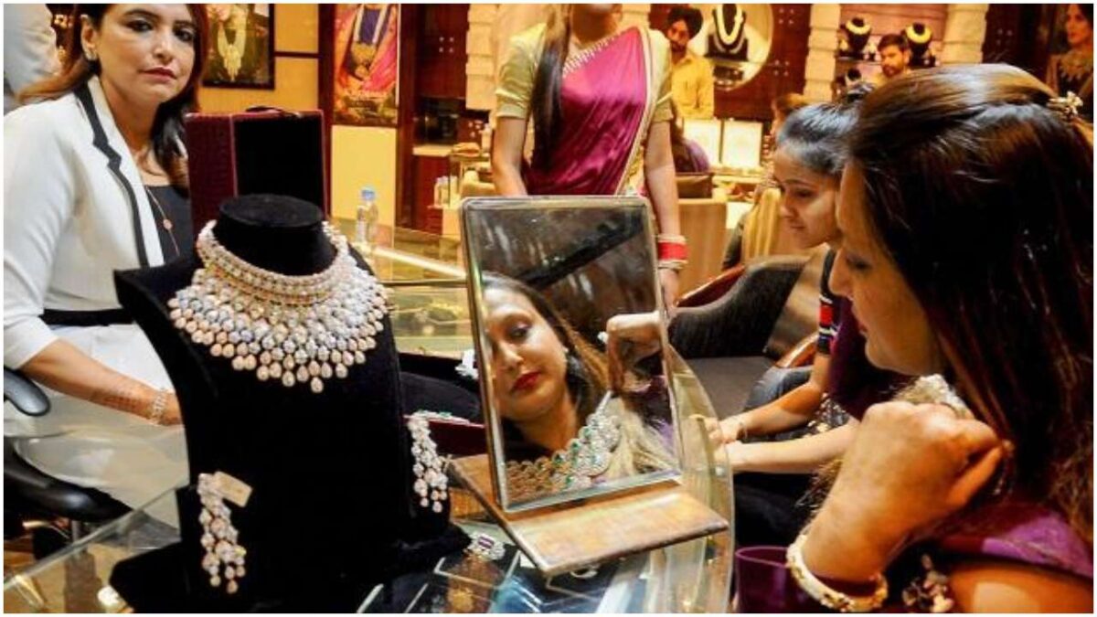 Gold Price Today: गिर रहा सोने का दाम, अब बस इतने में मिलेगा 1 तोला