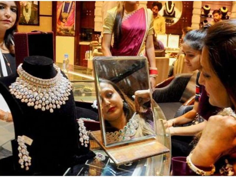 Gold Price Today: गिर रहा सोने का दाम, अब बस इतने में मिलेगा 1 तोला