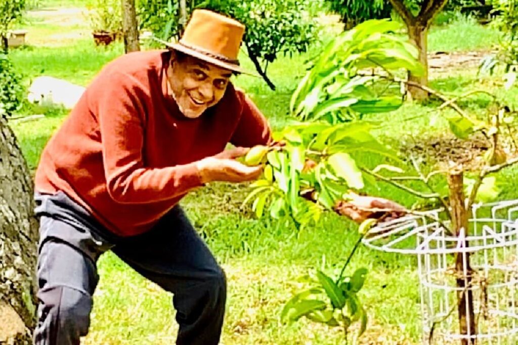 मुंबई में घर न होने के कारण गैराज में सोया करते थे धर्मेंद्र