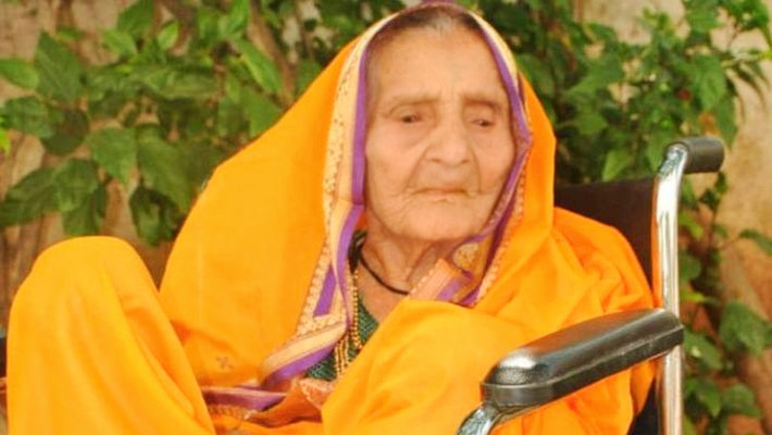 105 साल की दादी ने किया कमाल, कोरोना को मात देकर लौटी घर, डॉक्टर भी हैं हैरान