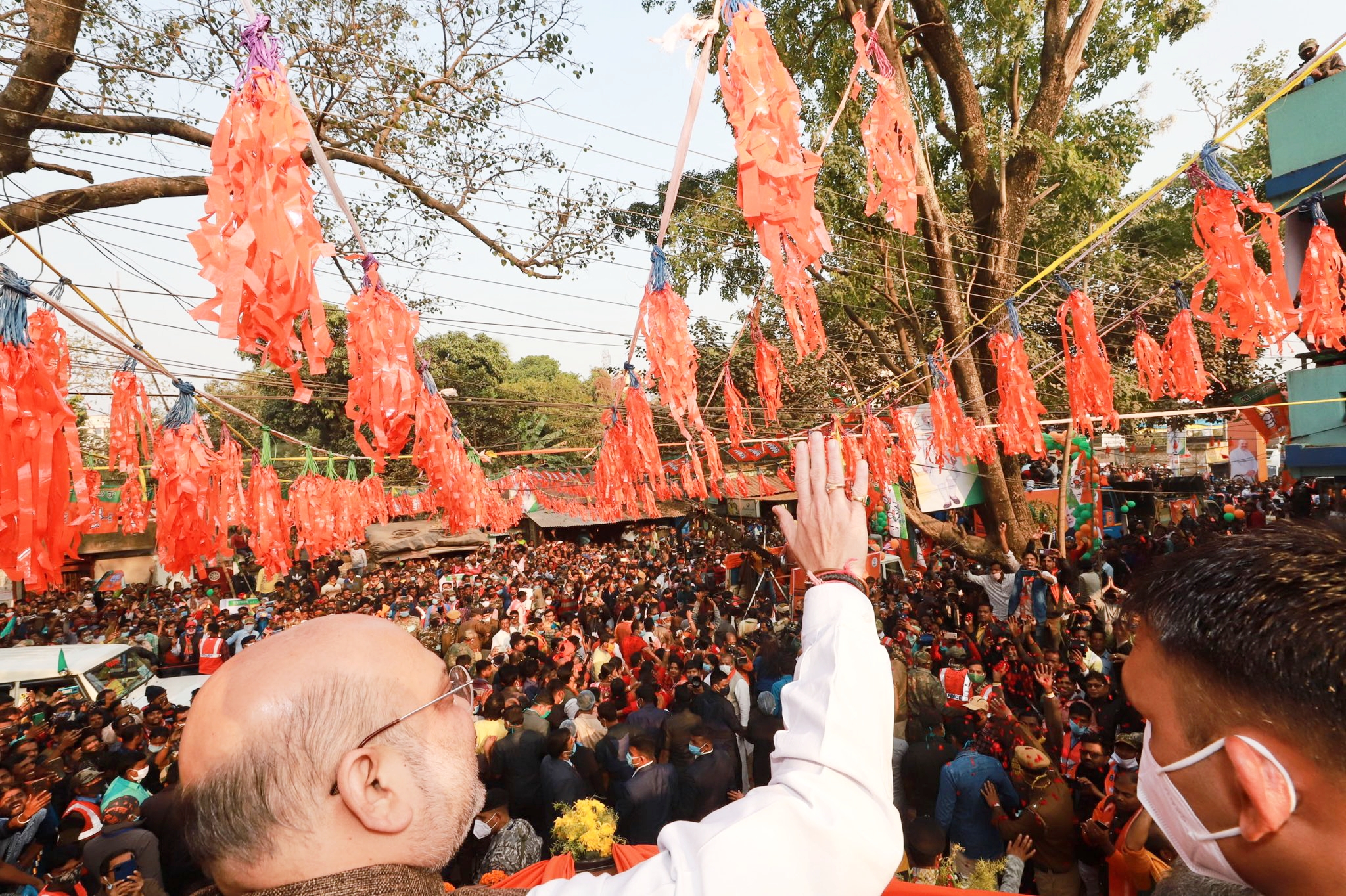 अमित शाह ने जिस कलाकार के घर खाया था खाना वही ममता बनर्जी के रोड शो में हुआ शामिल