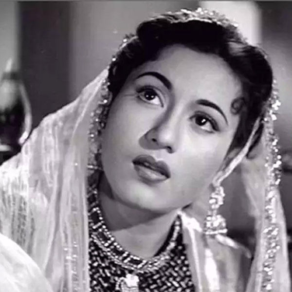 फिल्म इंडस्ट्री के इन 11 सितारों की मरने के इतने दिनों बाद रिलीज की गई थीं मूवीज़
